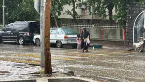 Siverek sokaklarında aniden bastıran sağanak yağış hayatı kısa süreliğine durdurdu