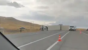 Van Erciş kara yolunda tır devrildi sürücü yaralandı