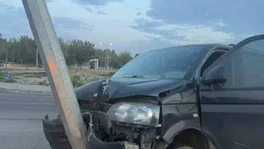 Batman'da direksiyon hakimiyetini kaybeden sürücü aydınlatma direğine çarptı