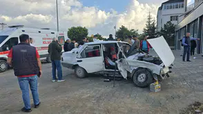 Van Edremit'te iki otomobil çarpıştı: 6 yaralı