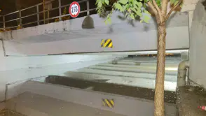 Elazığ'da sağanak yağış alt geçitleri göle çevirdi