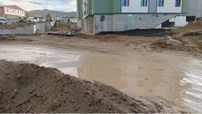 Van Muradiye'de öğrenciler okul yolundaki çamur nedeniyle zor anlar yaşıyor