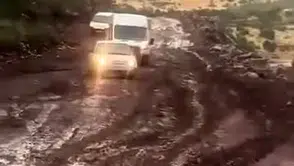 Pervari'de sağanak yağış yolları çamur deryasına çevirdi