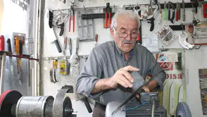 Vanlı Müzbah Usta 60 yıldır baba mesleği bileyiciliği yaşatıyor
