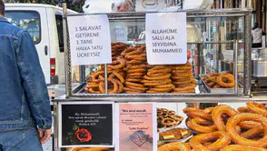 Hakkari'de salavat getirene ücretsiz halka tatlı ikramı