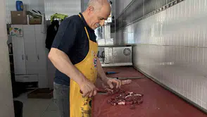 Bingöl’de kurban etlerini işlemek isteyenler kasaplara koştu