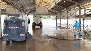 Haliliye bayram sonrası sokakları köpüklü suyla temizliyor