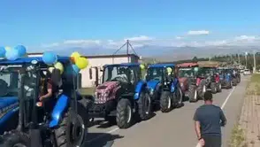 Siirt'te lüks araçlar yerine traktörler konvoy yaptı