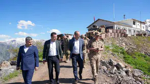 Hakkari Valisi sınır hattındaki güvenlik noktalarını bayramda ziyaret etti