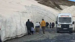 Bitlis Nemrut yolunda yaz ortasında kış manzarası