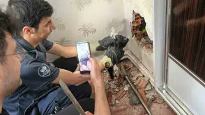 Elazığ’da apartman boşluğunda günlerce mahsur kalan kedi kurtarıldı