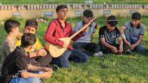 Muşlu Ömer kendi çabasıyla bağlama ustası oldu