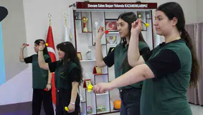 Elazığlı genç kızlar hedefi dart tahtasına çevirdi