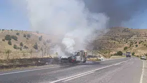 Siirt Organize Sanayi Bölgesi yolunda yanan otomobil kullanılamaz hale geldi