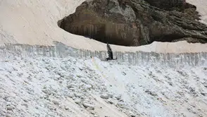 Batman’ın zirvesinde yaz ortasında kıştan kalma görüntüler