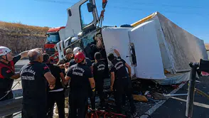 Şanlıurfa yolunda TIR devrildi şoför yaşam mücadelesi veriyor
