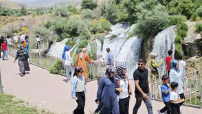 Van Muradiye Şelalesi coşkulu akışıyla turistleri kendine çekiyor