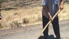 Çermik sakinleri kendi imkanlarıyla yollarındaki derin çukurları kapattı