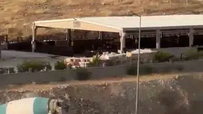 Şanlıurfa'da alev alan otomobili beton mikseri kurtardı