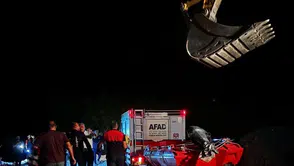 Siirtte yükselen baraj suları bir genci çayın ortasında mahsur bıraktı