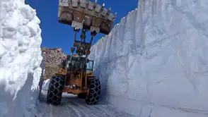Yüksekova dağlarında temmuz ayında kış manzarası