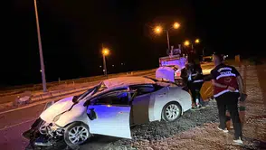 Van'da kaza yapan otomobilin bagajı içki dolu çıktı