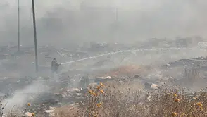 Diyarbakırda rüzgarın taşıdığı anız ateşi hafriyat sahasını küle çevirdi