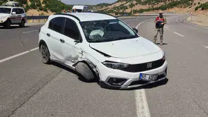 Bingöl yolunda kontrolden çıkan araç bariyerlere çarparak durabildi