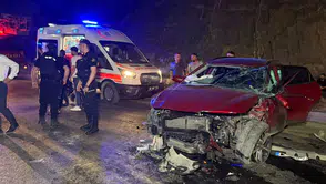 Hakkari yolunda iki otomobil kafa kafaya çarpıştı