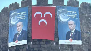 Diyarbakır Surlarında Kardeşlik Mesajı Veren Devlet Bahçeli Pankartları Dikkat Çekti