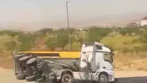 Siirt merkezde kontrolden çıkan kum yüklü kamyon yan yattı