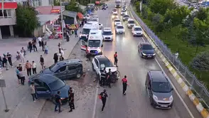 Edremit yolunda üç aracın karıştığı zincirleme kazada bir kişi yaralandı