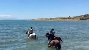 Van Gölü kıyısında atlı serinlik keyfi