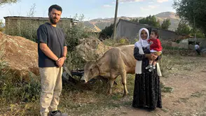 Hakkari’de geçim kaynağını kaybeden Ayni Özbek’e hayırseverlerden inek desteği