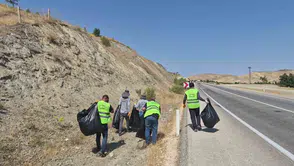 Pertek Feribot İskelesi çevresinden 4 ton çöp temizlendi