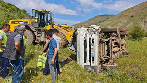 Karlıova yolunda devrilen su tankerindeki sürücü kurtarılamadı