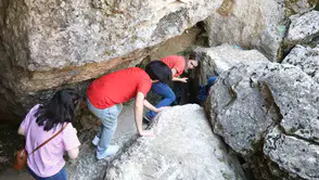 Elazığ’da kavurucu sıcaklardan kaçanların adresi Buzluk Mağarası oldu