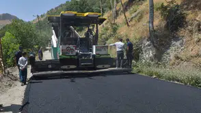 Hakkari'de 40,5 kilometrelik köy yolu sıcak asfaltla kaplandı