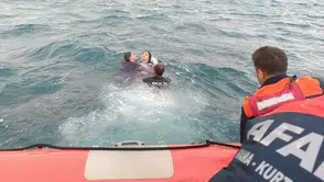 Rüzgarla Van Gölü'nde açığa sürüklenen 3 kişiyi dalgıçlar kurtardı