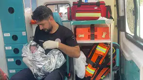 Şanlıurfa'da ambulans bekleyen anne otomobilde doğum yaptı