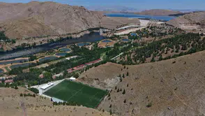 Mehmetçik Stadyumu'nun baraj manzaralı konumu dronla böyle görüntülendi