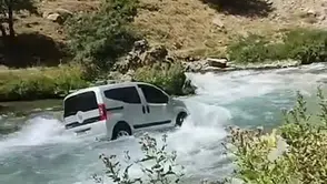 Van'da park halindeki kamyonet kendiliğinden hareket ederek çaya düştü
