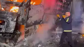 Karakoçan'da seyir halindeki tır alevlere teslim oldu