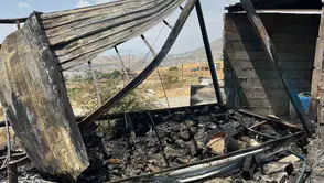 Sason ilçesinde çıkan yangın hem evi hem traktörü küle çevirdi