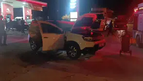 Yüksekova yolunda otomobil yangını büyük tehlike yarattı