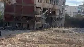 Elazığda kentsel dönüşümdeki binanın yıkımı saniyeler içinde tamamlandı