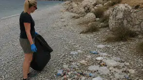 Bitlis ziyaretine gelen Alman turist Van Gölü kıyısında temizlik yaptı
