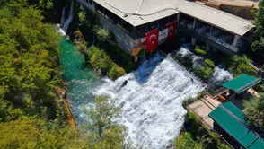 Elazığ Keban'daki Çırçır Şelalesi büyüleyici turkuaz rengiyle turist akınına uğruyor