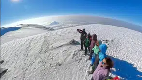 Ermenistanlı Dağcılar Ağrı Dağı Zirvesinde Müzik Eşliğinde Halay Çekti