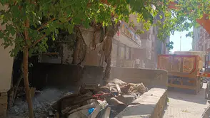 Siirt'te çöp biriken iki katlı konut belediye ekiplerince boşaltıldı